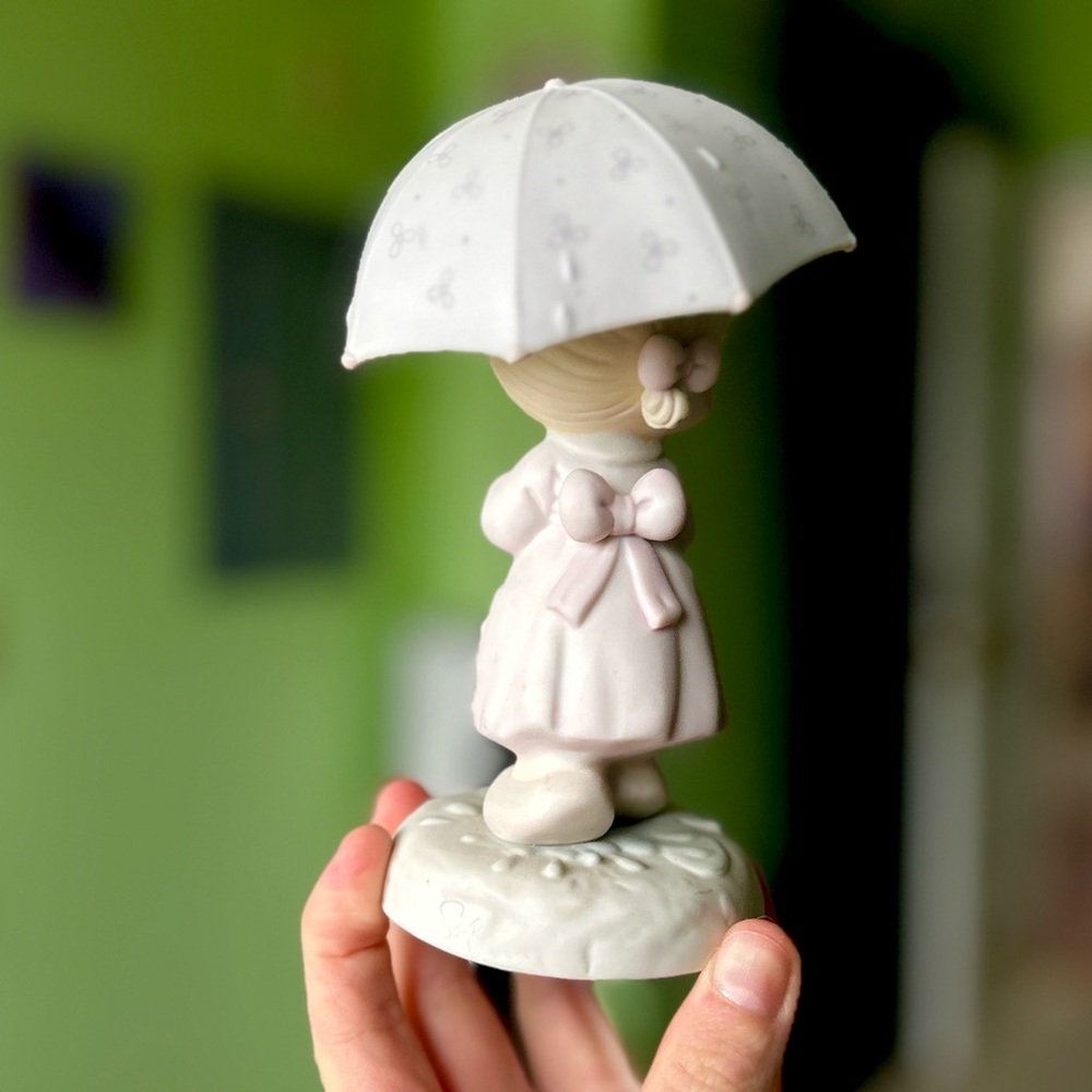 VTG Enesco Precious Moments Girl Under Umbrella April Month Motif Figurine - Picture 4 of 13